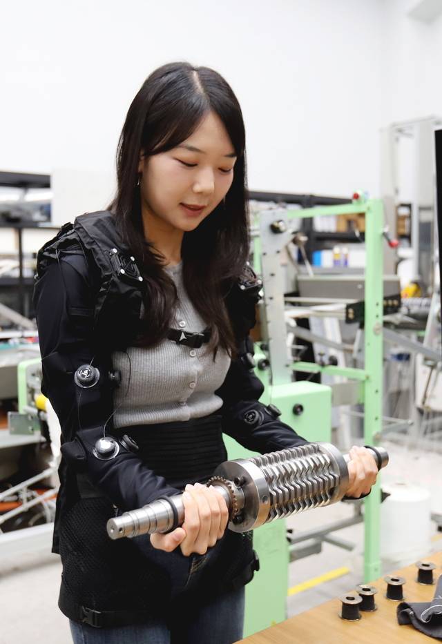 기계연 연구진이 경량 의복형 웨어러블 로봇 성능을 시험하고 있다. 기계연 제공.