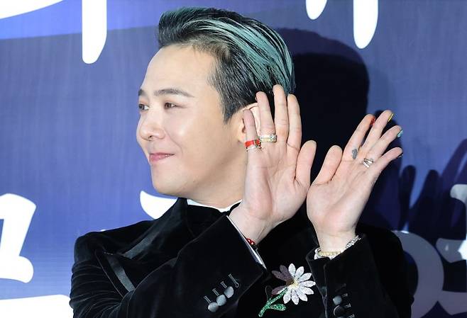 빅뱅 지드래곤이 23일 오후 서울 중구 국립극장 해오름극장에서 열린 '2025 대한민국 대중문화예술상 시상식' 레드카펫 행사에서 취재진의 하트 요청에 '천사 날개' 포즈를 취하고 있다. 뉴스1