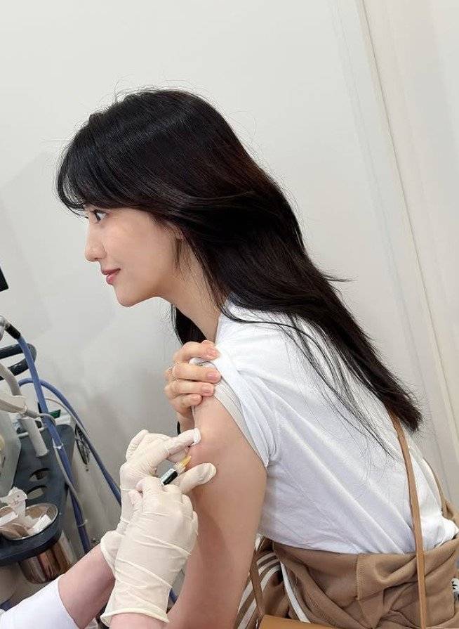 폐렴 예방 주사를 맞고 있는 배우 박하선. 박씨는 흡인성 폐렴으로 입원했다는 사실을 고백하며 폐렴 예방접종을 권고했다. 2025.10.15/뉴시스