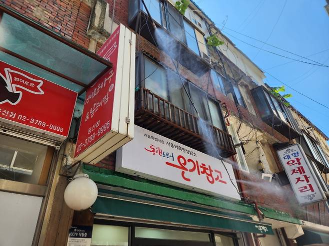 쪽방촌 주민들은 '온기창고'에서 각자 필요로 하는 물품을 적립금 한도 내에서 선택할 수 있다.