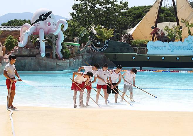 '여름철 찾기 좋은 온천 10선' 중 한 곳인 대구 달성군 가창면 워터파크 스파밸리에서 직원들이 풀 청소와 시설 점검을 하고 있다. 2024.6.13 (ⓒ뉴스1, 무단 전재-재배포 금지)