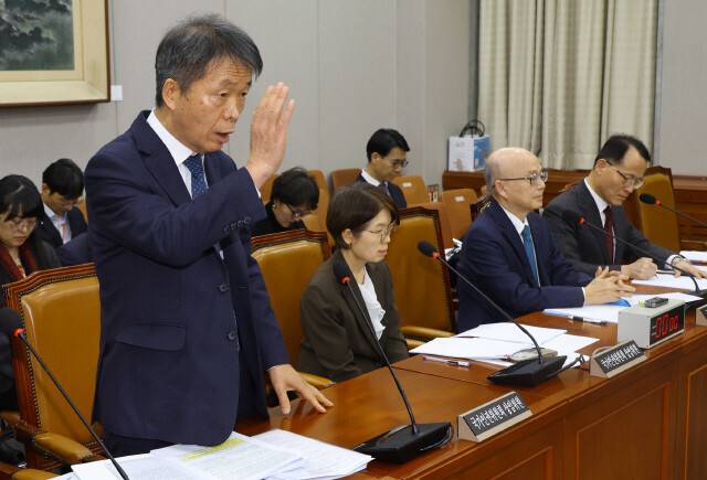 2025년 1월17일 오후 국가인권위원회에 대한 현안질의를 위해 열린 운영위원회 전체회의에서 김용원 상임위원이 뒷자리로 이동할 것을 요구하자 차라리 퇴장시키라며 언성을 높이고 있다. 윤운식 선임기자 yws@hani.co.kr