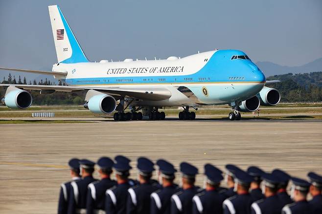 경주 APEC을 계기로 국빈 방한하는 도널드 트럼프 미국 대통령의 에어포스원이 29일 부산 김해국제공항에 도착하고 있다. 연합뉴스