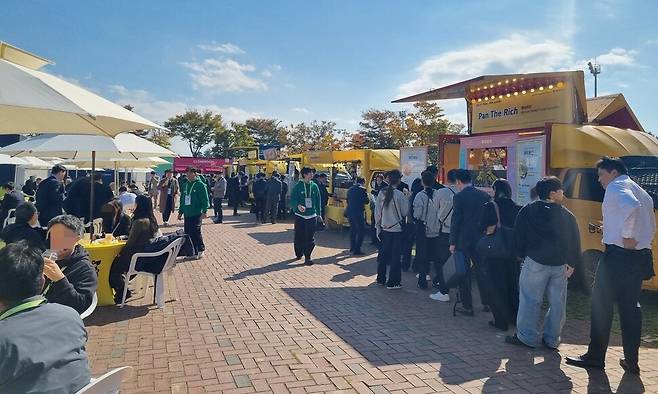 29일 오전 11시 50분께 찾은 경주예술의전당 근처 야외 푸드트럭존 앞에 경주 아시아태평양경제협력체(APEC·아펙) 최고경영자(CEO) 서밋에 참석한 방문객들이 줄을 서 있다. 유하영 기자