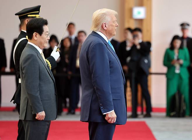 한미 정상회담이 열린 29일 경북 경주 국립경주박물관에서 이재명 대통령과 도널드 트럼프 미국 대통령이 의장대를 사열하고 있다. 김태형 기자 xogud555@hani.co.kr