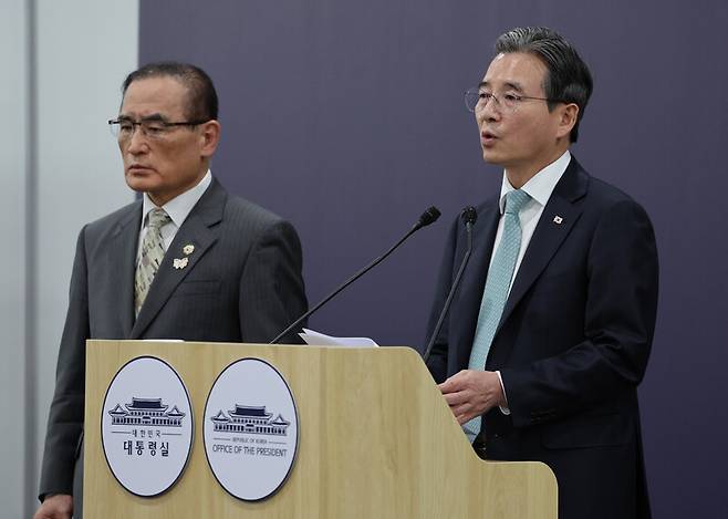 김용범 대통령실 비서실장(오른쪽)이 29일 경북 경주 APEC 국제미디어센터에서 한미 관세협상 관련 브리핑을 하고 있다. 왼쪽은 위성락 국가안보실장. 김태형 기자 xogud555@hani.co.kr