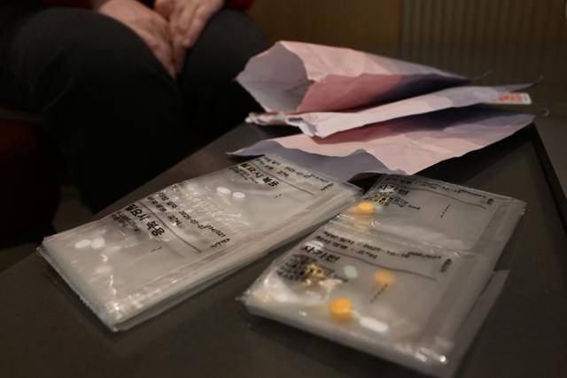 안나는 참사 이후 지금까지 우울증, 강박장애 등에 시달리고 있어 계속 약을 먹어야 한다. 최주연 기자