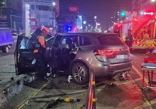 5월 8일 인천 남동구 구월동 도로에서 20대 무면허 만취 운전자가 몰던 벤츠 차량이 중앙선을 넘어 마주 오던 QM6 차량을 덮친 사고 현장. 이 사고로 휴가 나오는 군인 아들을 데리러 가던 어머니 등 2명이 숨졌다. 인천소방본부 제공