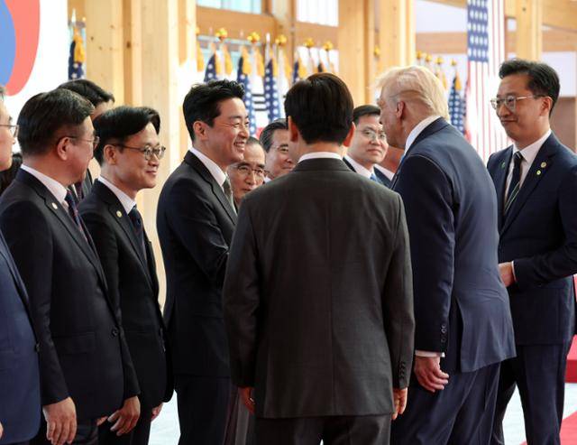 도널드 트럼프 미국 대통령이 29일 경북 경주박물관에서 열린 공식 환영식에서 강훈식 대통령비서실장 등 이재명 대통령의 참모진과 김정관 산업통상부 장관 등과 인사하고 있다. 경주=연합뉴스