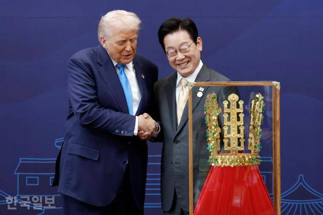 이재명 대통령이 29일 경북 경주박물관에서 도널드 트럼프 미국 대통령에게 '천마총 금관 모형'을 선물한 뒤 악수하고 있다.경주=왕태석 선임기자