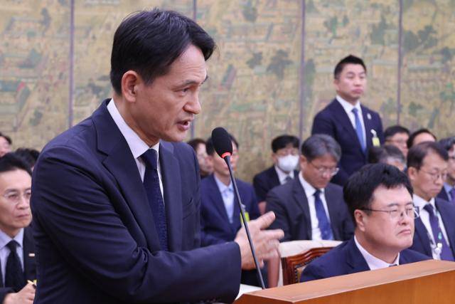 황성운 전 대통령실 문화체육비서관(문화체육관광부 기조실장)과 정용석 국립박물관문화재단 사장(오른쪽)이 29일 국회에서 열린 문화체육관광위원회 국정감사에서 김건희 여사의 경복궁 근정전 어좌 착석과 관련한 질의에 답하고 있다. 연합뉴스