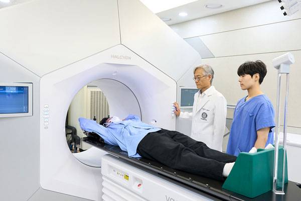 강동경희대병원 방사선종양학과 정원규 교수가 장비에 대해 설명하고 있다./사진=강동경희대병원 제공