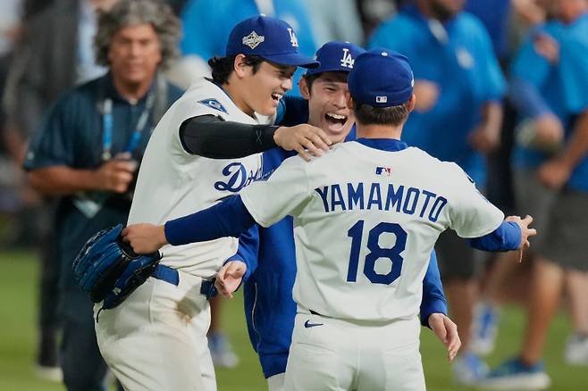 <yonhap photo-4162=""> Los Angeles Dodgers' Shohei Ohtani celebrates their win against the Toronto Blue Jays with Yoshinobu Yamamoto during the 18th inning in Game 3 of baseball's World Series, Monday, Oct. 27, 2025, in Los Angeles.(AP Photo/Mark J. Terrill)/2025-10-28 16:11:51/ <저작권자 ⓒ 1980-2025 ㈜연합뉴스. 무단 전재 재배포 금지, AI 학습 및 활용 금지></yonhap>