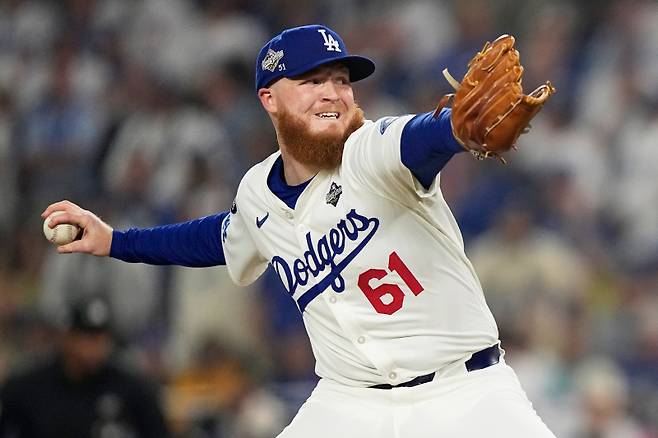 <yonhap photo-3717=""> Los Angeles Dodgers pitcher Will Klein throws against the Toronto Blue Jays during the 15th inning in Game 3 of baseball's World Series, Monday, Oct. 27, 2025, in Los Angeles. (AP Photo/Brynn Anderson)/2025-10-28 14:46:22/ <저작권자 ⓒ 1980-2025 ㈜연합뉴스. 무단 전재 재배포 금지, AI 학습 및 활용 금지></yonhap>