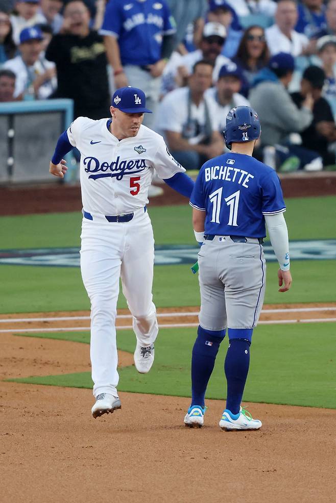 <yonhap photo-1806="">28일(한국시간) 열린 월드시리즈 3차전 2회 초 달튼 바쇼 타석 때 1루에서 아웃되는 보 비셋. [AFP=연합뉴스]</yonhap>