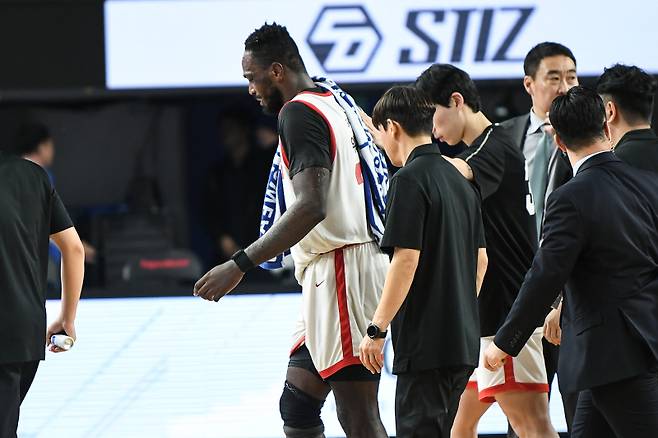 지난 26일 대구 한국가스공사전에서 종아리 통증으로 교체되는 자밀 워니. KBL 제공