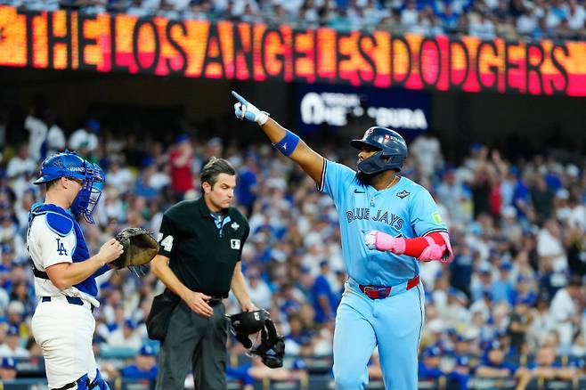 <yonhap photo-2931=""> 29일(한국시간) 미국 캘리포니아주 다저스타디움에서 열린 LA 다저스와의 월드시리즈 4차전에서 홈런을 때려낸 블라디미르 게레로 주니어. [AP=연합뉴스]</yonhap>