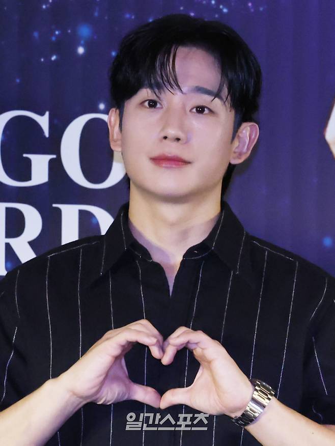 배우 정해인이 29일 오전 서울 영등포구 CGV여의도에서 열린 제46회 청룡영화상 핸드프린팅 행사에 참석해 포토타임을 갖고 있다. 이 행사에는 지난해 제45회 청룡영화상 수상자인 황정민, 김고은, 정해인, 이상희, 노상현, 박주현이 참석한다. 핸드프린팅은 청룡영화상의 전통적인 사전 행사로, 한 해 수상자들이 남긴 업적을 영구히 기념하는 의미 있는 자리이다. 서병수 기자 qudtn@edaily.co.kr /2025.10.29/