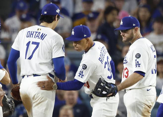 <yonhap photo-3474="">29일(한국시간) 열린 월드시리즈 4차전에서 마운드를 내려가는 오타니 쇼헤이. [UPI=연합뉴스]</yonhap>