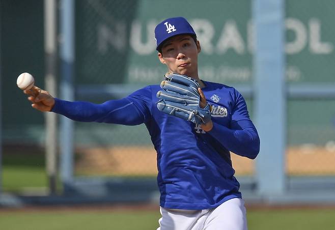 <yonhap photo-1398=""> Los Angeles Dodgers second baseman Hyeseong Kim warms up in preparation for game three of the MLB World Series against the Toronto Blue Jays at Dodger Stadium in Los Angeles on Monday, October 27, 2025. Photo by Jim Ruymen/UPI/2025-10-28 07:58:11/ <저작권자 ⓒ 1980-2025 ㈜연합뉴스. 무단 전재 재배포 금지, AI 학습 및 활용 금지></yonhap>