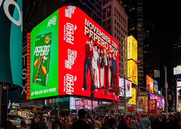 뉴욕 타임스스퀘어 'TSX 브로드웨이' 빌딩에서 송출되고 있는 빼빼로데이 글로벌 마케팅 캠페인 영상. [사진=롯데웰푸드]