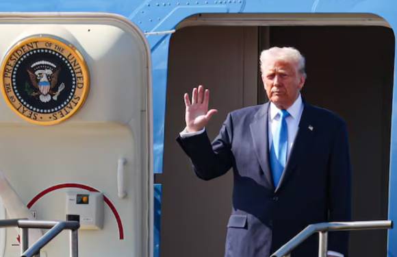 경주 APEC을 계기로 국빈 방한한 도널드 트럼프 미국 대통령이 29일 부산 김해국제공항에 도착해 전용기 에어포스원에서 내리며 인사하고 있다. [사진=연합뉴스]