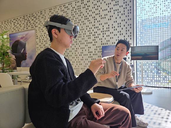 삼성스토어 홍대에서 헤드셋 형태의 모바일 기기 '갤럭시 XR'을 체험하는 모습 [사진=삼성전자]