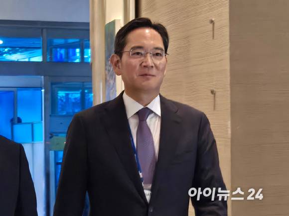 이재용 삼성전자 회장이 29일 경주예술의전당에서 열린 한미 비즈니스 라운드 테이블 및 환영 만찬 참석을 위해 입장하고 있다. [사진=최란 기자]