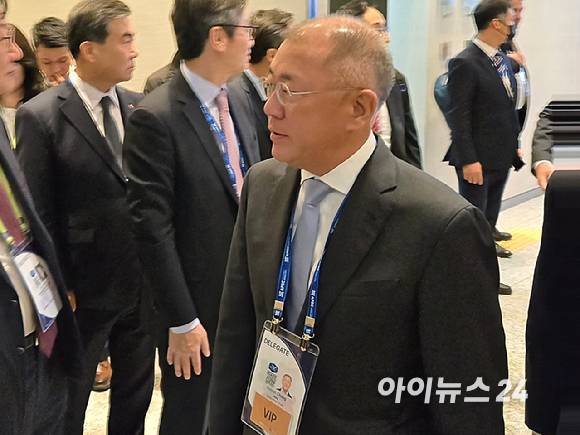 정의선 현대차그룹 회장이 29일 경주예술의전당에서 열린 한미 비즈니스 라운드 테이블 및 환영 만찬 참석을 위해 입장하고 있다. [사진=최란 기자]