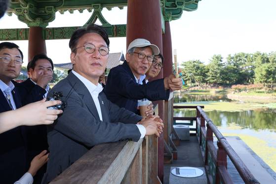 김민석 국무총리가 29일 경북 경주시 동궁과 월지를 찾아 APEC 참가자 관광 프로그램 준비 현황을 보고 받은 뒤 유홍준 국립중앙박물관장, 최휘영 문화체육관광부 장관 등과 현장을 둘러보고 있다. 연합뉴스