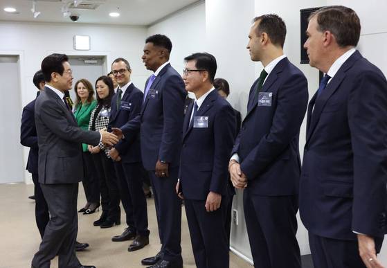 이재명 대통령이 29일 경북 경주예술의전당에서 열린 글로벌 기업투자 파트너십에서 참석자들과 인사를 나누고 있다. 전민규 기자