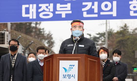 지난 2020년 12월 29일 김동일 충남 보령시장이 정부의 에너지 전환 정책에 따라 보령화력 1·2호기 가동이 중단되자 지역 경제 침체를 우려하며 정부에 대책마련을 요구하고 있다. [사진 보령시]