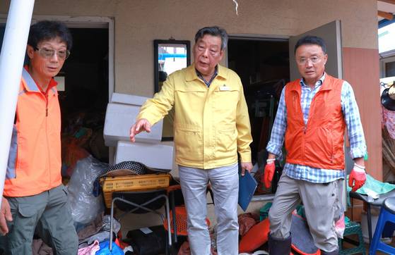 지난 7월 가세로 태안군수가 침수 피해 현장을 찾아 피해복구를 독려하고 주민을 위로하고 있다. 뉴스1