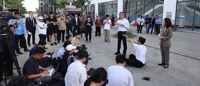 16일 기자들이 캄보디아 프놈펜 인근 범죄단지인 태자단지 앞에서 현장점검을 마친 정부 합동대응팀의 브리핑을 취재하고 있다. /연합뉴스