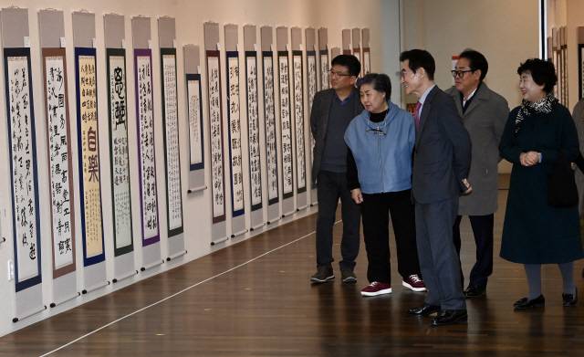 ▲ 제 16회 님의침묵 서예대전 초대작가 서화전 개막식이 28일 인제 여초서예관에서 김중석 강원도민일보 회장, 최상기 인제군수, 이춘만 인제군의회의장, 이현순 한국서가협회 강원지회장, 박경자 강원서학회장 등 내빈과 초대작가들이 참석한 가운데 열렸다.  방도겸 기자