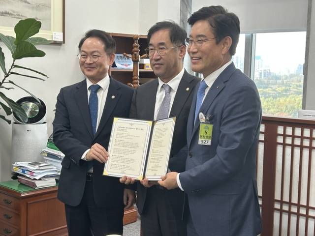 ▲ 홍천철도범군민추진위원회(위원장 이규설)는 29일 국회를 찾아 맹성규 국토교통위원장에게 용문~홍천 철도 조기 착공을 바라는 홍천군민 6만 2267명의 서명이 담긴 명부를 전달했다. 김여진 기자