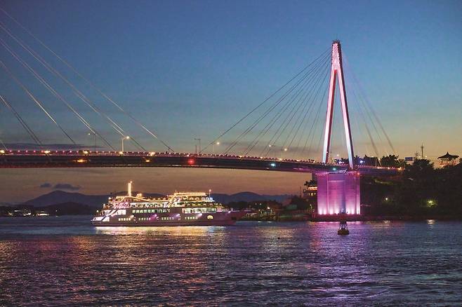 돌산대교 아래 선착장에서 출발하는 여수 야간 크루즈. 사진=도진영