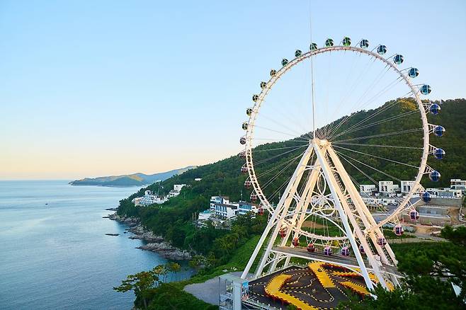 푸른 남해를 배경으로 돌아가는 여수예술랜드 대관람차. 사진=도진영
