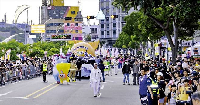 지난 9월 25일 장생포 고래문화특구에서 열린 ‘제29회 울산고래축제’에서 고래 퍼레이드가 펼쳐지고 있다.  울산 남구 제공