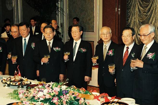 1999년 3월 11일 전국경제인연합회(현 한국경제인협회) 신임 회장단 취임인사회. 제25대 전경련 회장으로 선출된 김우중 대우그룹 회장과 이건희 삼성그룹 회장, 정몽구 현대자동차 회장 등이 참석했다. 사진=한국경제신문