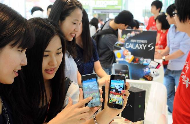 고객들이 2010년 6월 출시한 갤럭시S를 살펴보고 있다. 사진=한국경제신문