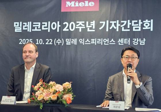 Marcus Miele, left, the co-chairman of Miele, a German premium home appliance company, and Miele Korea Managing Director Choi Moon-sup, speak during a press conference marking the 20th anniversary of Miele Korea’s establishment at the Miele Experience Center in Gangnam, Seoul, on Oct. 22. [YONHAP]