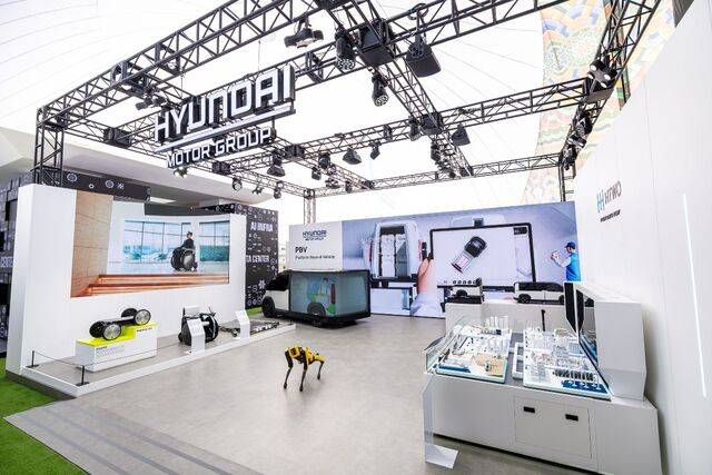 보스턴다이나믹스의 4족 보행 로봇 '스팟'(SPOT)이 경주엑스포대공원 에어돔 '현대차그룹관' 내를 자유롭게 활보하는 모습이다. 현대차그룹 제공