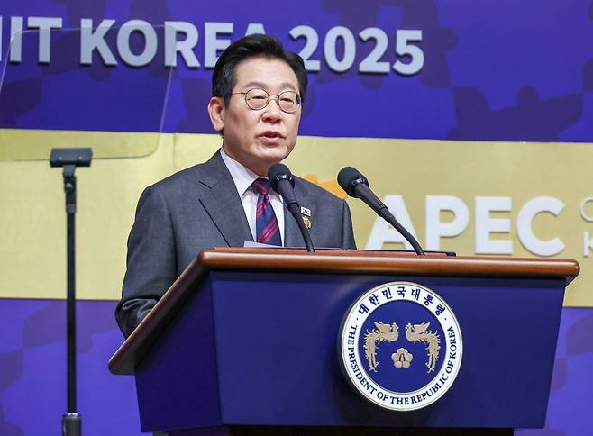 이재명 대통령이 29일 경북 경주예술의전당에서 열린 'APEC CEO(최고경영자) 서밋'에서 특별연설을 하고 있다. 연합뉴스