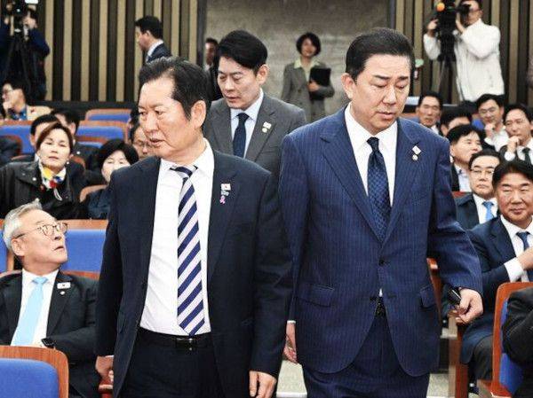 정청래(왼쪽) 더불어민주당 대표와 김병기 원내대표가 26일 국회 본회의에 앞서 열린 의원총회에 입장하고 있다. 의원총회에서는 민주당이 추진 중인 사법개혁·허위조작정보근절 관련 법안에 대한 설명이 이뤄졌다. 이병주 기자