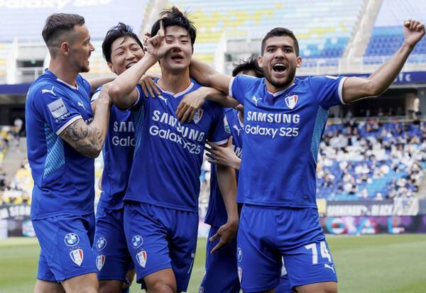 K리그2 수원 삼성의 우승이 좌절된 가운데, 수원은 리그 2위 수성으로 승강 플레이오프를 통해 승격을 노리겠다는 계획이다. 수원 삼성 제공