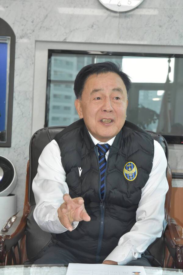 조건도 인천 유나이티드 대표이사가 29일 인천축구전용경기장 대표이사실에서 인천 유나이티드의 K리그2 우승과 K리그1 승격과 관련한 소감과 앞으로의 계획 등에 대해 설명하고 있다. 인천 유나이티드 제공