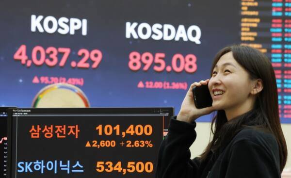 코스피가 4000선을 돌파했던 27일 서울 영등포구 여의도 한국거래소 홍보관에 코스피, 삼성전자, SK하이닉스 지수가 표시돼 있다. 연합뉴스