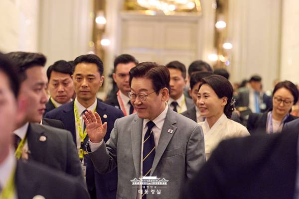 ▲ 이재명 대통령과 김혜경 여사가 10월26일 말레이시아 쿠알라룸푸르 한 호텔에서 열린 동포 만찬 간담회에 참석하며 인사하고 있다. 사진=대통령실 홈페이지
