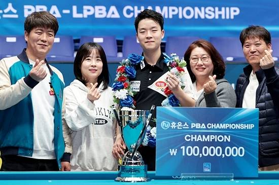 김영원이 시상식에서 가족들과 함께 기념촬영하고 있다. (사진=PBA)
